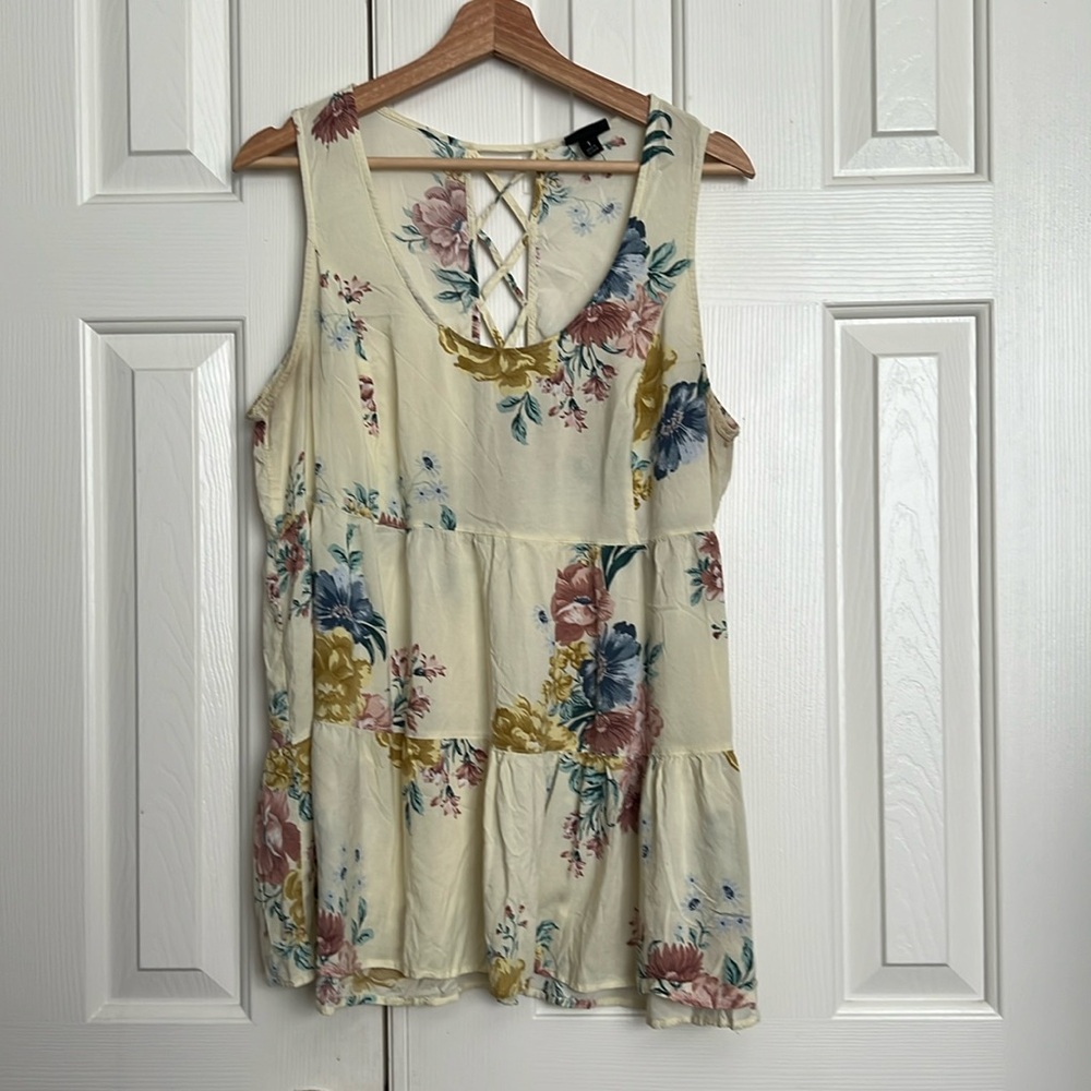 Torrid Yrllow Floral Sleeveless Top size 1